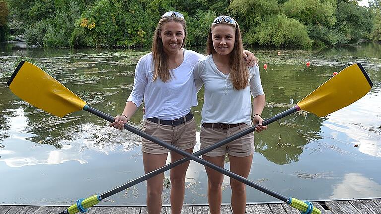 &bdquo;Wir sprechen viel miteinander, um uns auszutauschen und so herauszufinden, was wir noch besser machen können&ldquo;, sagt Sophia Wolf (links), die mit ihrer Zwillingsschwester Julia (rechts) regelmäßig in einem Boot sitzt.