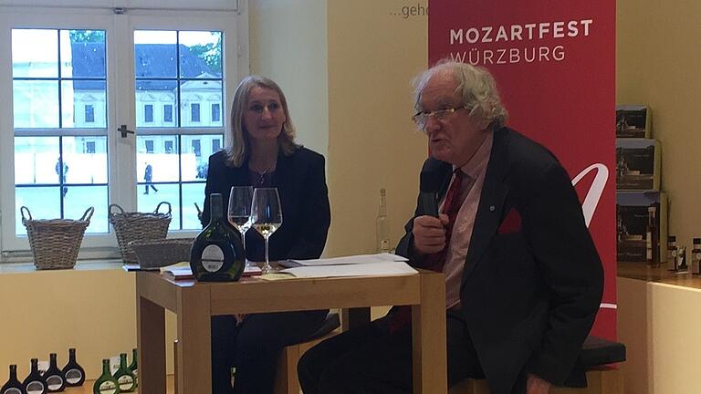 Intendantin Evelyn Meining und Literaturwissenschaftler Dieter Borchmeyer in der Vinothek des Staatlichen Hofkellers