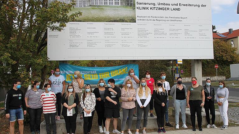 Gruppenbild vor der Klinik: Mit einer aktiven Mittagspause machten Teile der Belegschaft auf die Missstände aufmerksam.