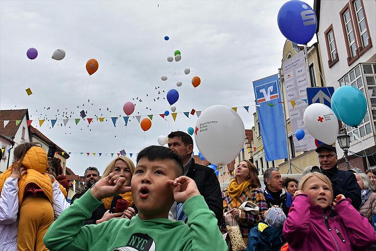 Der Luftballonwettbewerb der Kindergartenkinder im Jahr 2019. Auch in diesem Jahr soll&nbsp; es wieder das Haßfurter Straßenfest geben, bei dem Luftballons abheben.