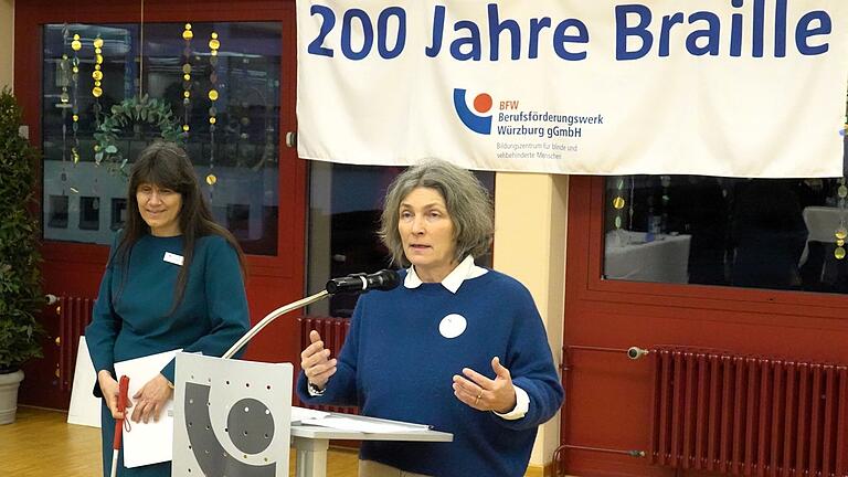 BFW-Geschäftsführerin Judith Faltl (links) präsentierte beim Neujahrsempfang die Grünen-Landtagsabgeordnete Kerstin Celina, die als Hauptrednerin das Leben von Louis Braille skizzierte, wie er vor 200 Jahren die Blindenschrift erfand, die viel zu Inklusion, zum Zusammenleben und Augenhöhe zwischen erblindeten und nicht erblindeten Menschen beigetragen hat. BFW-Geschäftsführerin Judith Faltl (links) präsentierte beim Neujahrsempfang die Grünen-Landtagsabgeordnete Kerstin Celina, die als Hauptrednerin das Leben von Louis Braille skizzierte, wie er vor 200 Jahren die Blindenschrift erfand, die viel zu Inklusion, zum Zusammenleben und Augenhöhe zwischen erblindeten und nicht erblindeten Menschen beigetragen hat.