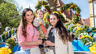 Die Tourismus-Saison wird mit einem musikalischen Frühschoppen eröffnet       -  Am Ostersonntag 20.04.25 wird die Tourismus-Saison in Volkach eröffnet. Zu dem musikalischen Frühschoppen kam der Weinadel mit der Weinkönigin Lisa Lehritter und der Osterhase an die Mainschleife.