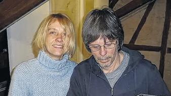 Auszählung: Den Publikumspreisträger zählten im Franck-Haus die Mitorganisatoren des Kunstpreises, Brigitte Hausner und Akimo (Achim Schollenberger), aus.
