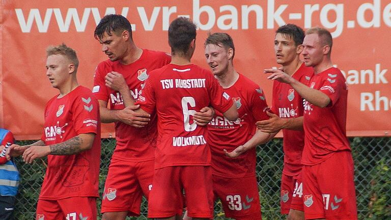 Einigen Grund zu jubeln hatten die Spieler des TSV Aubstadt beim 9:1 gegen den SV Schalding-Heining im letzten Spiel der Regionalliga-Saison. Einigen Grund zu jubeln hatten die Spieler des TSV Aubstadt beim 9:1 gegen den SV Schalding-Heining im letzten Spiel der Regionalliga-Saison.