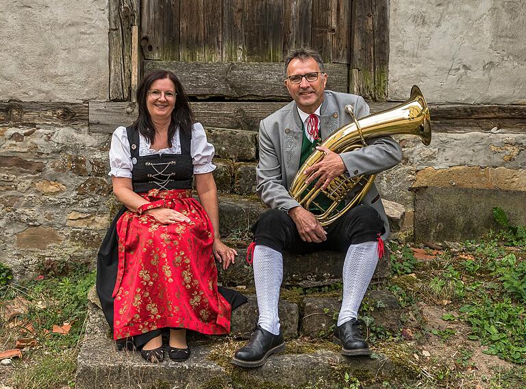 Die Vorsitzende der Blaskapelle Stadelschwarzach, Sandra Diroll-Radina, dankte dem langjährigen Dirigenten Martin Stöckinger, der der Kapelle als Musiker am Bariton erhalten bleibt. Die Vorsitzende der Blaskapelle Stadelschwarzach, Sandra Diroll-Radina, dankte dem langjährigen Dirigenten Martin Stöckinger, der der Kapelle als Musiker am Bariton erhalten bleibt.