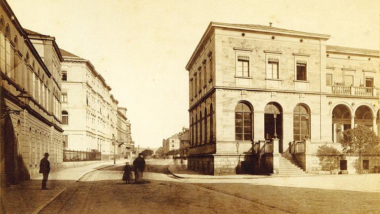 Die Ludwigstraße im Jahr 1898. Rechts steht der ehemalige Ludwigsbahnhof, der nur von 1854 bis 1864 seiner eigentlichen Bestimmung diente und dann durch den Hauptbahnhof ersetzt wurde. Danach war seine große Abfahrts- und Ankunftshalle unter anderem Ausstellungs- und Veranstaltungsraum. Heute befindet sich hier das Mainfranken Theater. Die Ludwigstraße im Jahr 1898. Rechts steht der ehemalige Ludwigsbahnhof, der nur von 1854 bis 1864 seiner eigentlichen Bestimmung diente und dann durch den Hauptbahnhof ersetzt wurde. Danach war seine große Abfahrts- und Ankunftshalle unter anderem Ausstellungs- und Veranstaltungsraum. Heute befindet sich hier das Mainfranken Theater.