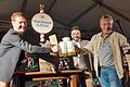 Den traditionellen Bieranstich machten (von links) Bürgermeister Thorsten Wozniak, Organisator Tayfun Cenk und einer der Sponsoren, Günter Götzelmann.