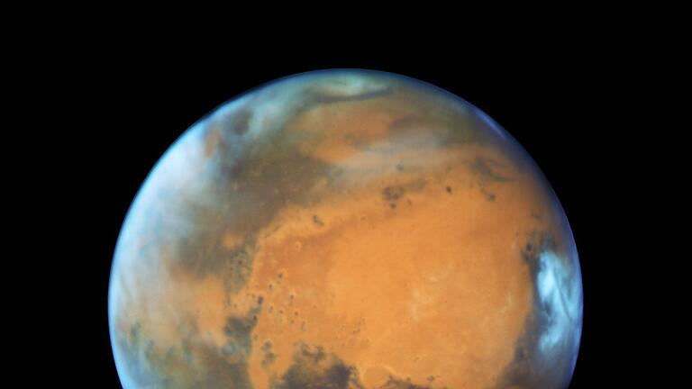 Mars       -  Der rötliche Planet Mars, wie er auf einem Bild des &bdquo;Hubble&rdquo;-Weltraumteleskops zu sehen ist. (Archivbild)