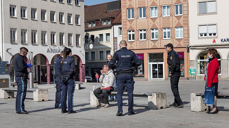 Mit zahlreichen Streifen kontrollierte die Polizei am Samstag die Ausgangsbeschränkungen, wie hier am unteren Markt in Würzburg. Mit zahlreichen Streifen kontrollierte die Polizei am Samstag die Ausgangsbeschränkungen, wie hier am unteren Markt in Würzburg.
