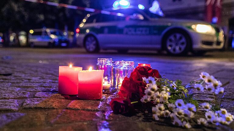 Blumen und Kerzen sind an der Juliuspromenade zum Gedenken an die Toten vom Amoklauf am Freitag, 25. Juni, hinterlegt worden.