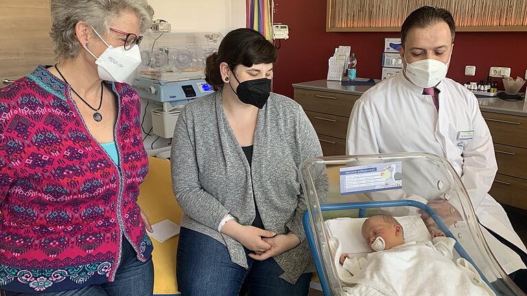Alle Augen auf Bruno, das erste Kind, das in Haßfurt seit gut 15 Jahren aus der Beckenendlage ohne Kaiserschnitt auf die Welt kam. Im Bild zu sehen sind (von links): Hebamme Birgitta Wohner, Mama J. Geuß, Sohn Bruno und Chefarzt Muhammad Nayef. Alle Augen auf Bruno, das erste Kind, das in Haßfurt seit gut 15 Jahren aus der Beckenendlage ohne Kaiserschnitt auf die Welt kam. Im Bild zu sehen sind (von links): Hebamme Birgitta Wohner, Mama J. Geuß, Sohn Bruno und Chefarzt Muhammad Nayef.