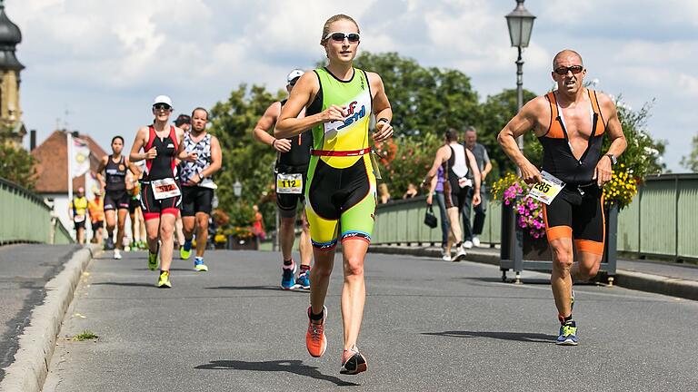 Lauf durch die Kitzinger Altstadt: Impressionen vom Mainfrankentriathlon vergangener Jahre. Lauf durch die Kitzinger Altstadt: Impressionen vom Mainfrankentriathlon vergangener Jahre.