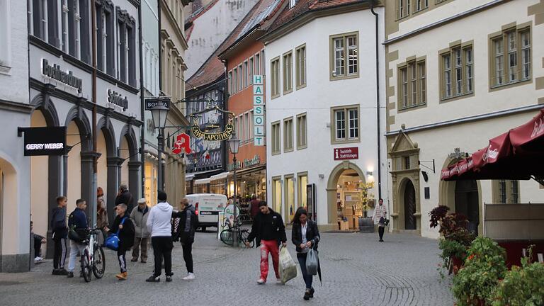 Am Marktplatz ist das meiste Leben, hier ballen sich die Geschäfte. Die Buchhandlung Schöningh (links) ist einer von fünf 'Magnetbetrieben' im Zentrum.