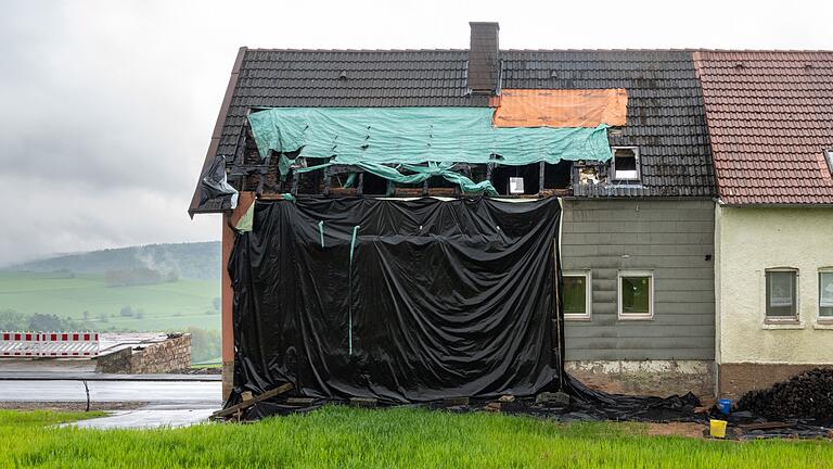 Die Brandschäden sind auch an einigen Wohnhäusern in Platz nach wie vor sichtbar.