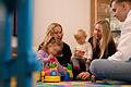 Pflegemutter U. (Mitte) mit ihren beiden leiblichen Kindern und den beiden kleinen Pflegekindern.