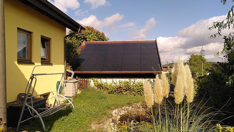 Auch die Garage ist beidseitig mit Photovoltaik-Modulen gedeckt. In ihr befindet sich ein Großteil der Technik, sowie die Wärmepumpe. Auch die Garage ist beidseitig mit Photovoltaik-Modulen gedeckt. In ihr befindet sich ein Großteil der Technik, sowie die Wärmepumpe.