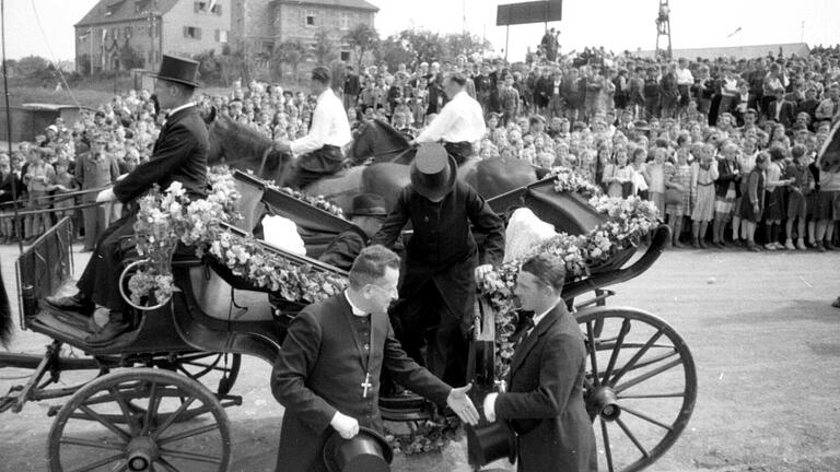 Der evangelische Dekan Wilhelm Schwinn bei seiner Ankunft an der Ochsenfurter Zuckerfabrik. Wenig später trat er unter Protest seine Rückreise nach Würzburg an.