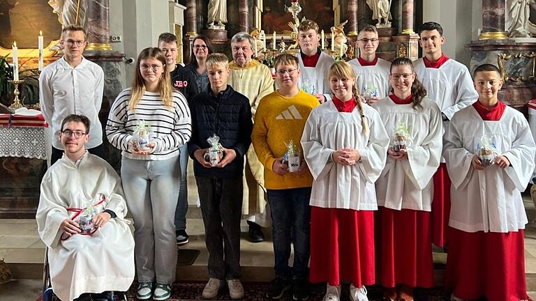 Hinten von links: Luis Lauterwald, Felix Denner, Alexandra Katzenberger, Pfarrer Andreas Hutzler, Oskar Barthel, Hannes Ziegler, Moritz Katzenberger; vorne von links: Fabian Ziegler, Leni Schwab, Leo Lauterwald, Nils Krug, Annika Krug, Sophia Ledermann und Luca Kraus.