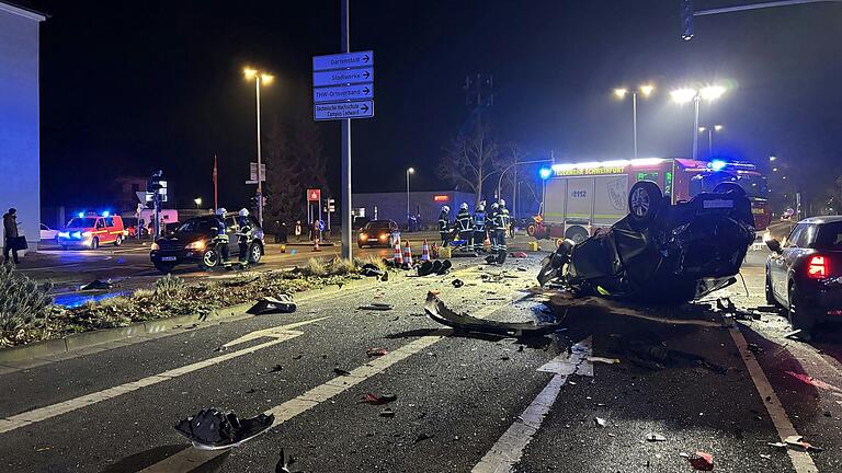 In Schweinfurt ist am Donnerstagabend ein Mann bei einem Verkehrsunfall tödlich verletzt worden. In Schweinfurt ist am Donnerstagabend ein Mann bei einem Verkehrsunfall tödlich verletzt worden.
