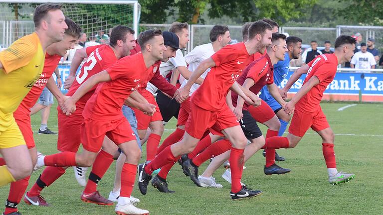 Anlauf ins Glück: Die Fußballer der FV Gemünden/Seifriedsburg bejubeln den durch den 2:1-Sieg gegen den FV Thüngersheim geschafften Klassenerhalt. Anlauf ins Glück: Die Fußballer der FV Gemünden/Seifriedsburg bejubeln den durch den 2:1-Sieg gegen den FV Thüngersheim geschafften Klassenerhalt.