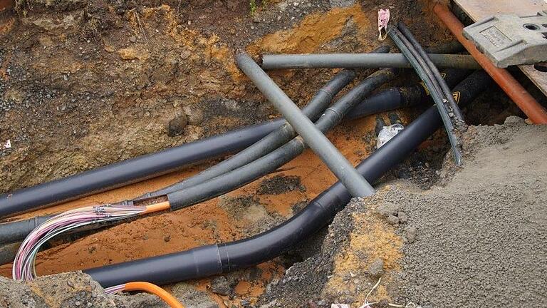 Viel los im Untergrund der BayWa-Kreuzung: Teilweise tauchten Leitungen und Kabel auf, von deren Existenz bis dato keiner der Verantwortlichen wusste. Viel los im Untergrund der BayWa-Kreuzung: Teilweise tauchten Leitungen und Kabel auf, von deren Existenz bis dato keiner der Verantwortlichen wusste. 