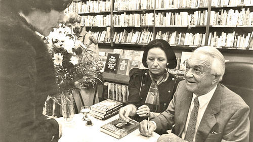 Mehrere hundert Exemplare der „Bekenntnisse eines Außenseiters“, erweiterte Fassung seiner Erinnerungen „30 Jahre danach“,  signierte Michael Meisner 1985 sichtlich gut gelaunt in der damaligen Arena-Buchhandlung. Ehefrau Rose assistierte.