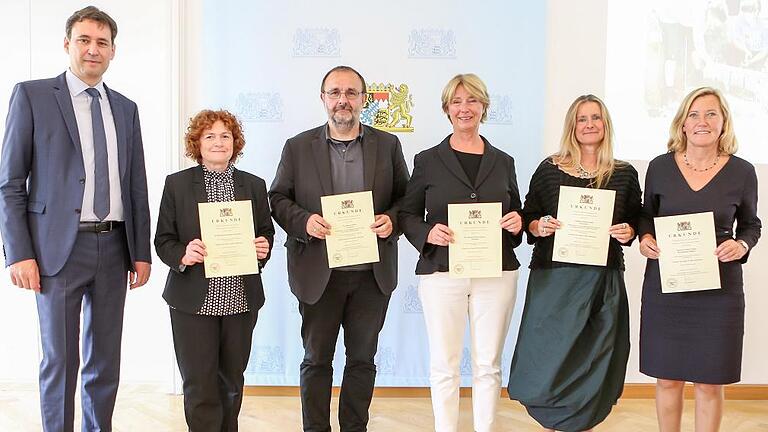 Urkunden für Inklusionsschulen - Diese Vertreter beruflicher Schulen aus Unterfranken nahmen von Staatssekretär Georg Eisenreich (von links) ihre Urkunden entgegen: Gerlinde Porzelt (Berufsschule Kitzingen-Ochsenfurt), Dr. Harald Ebert (Don-Bosco-Schule Würzburg), Dagmar Beck-Ruf (Berufsschule Main-Spessart Karlstadt), Ulrike Albrecht (Adolph-Kolping-Schule Schweinfurt) und Heidrun Görtler (Schulleiterin der Heinrich-Thein-Berufsschule Haßfurt). Urkunden für Inklusionsschulen - Diese Vertreter beruflicher Schulen aus Unterfranken nahmen von Staatssekretär Georg Eisenreich (von links) ihre Urkunden entgegen: Gerlinde Porzelt (Berufsschule Kitzingen-Ochsenfurt), Dr. Harald Ebert (Don-Bosco-Schule Würzburg), Dagmar Beck-Ruf (Berufsschule Main-Spessart Karlstadt), Ulrike Albrecht (Adolph-Kolping-Schule Schweinfurt) und Heidrun Görtler (Schulleiterin der Heinrich-Thein-Berufsschule Haßfurt).