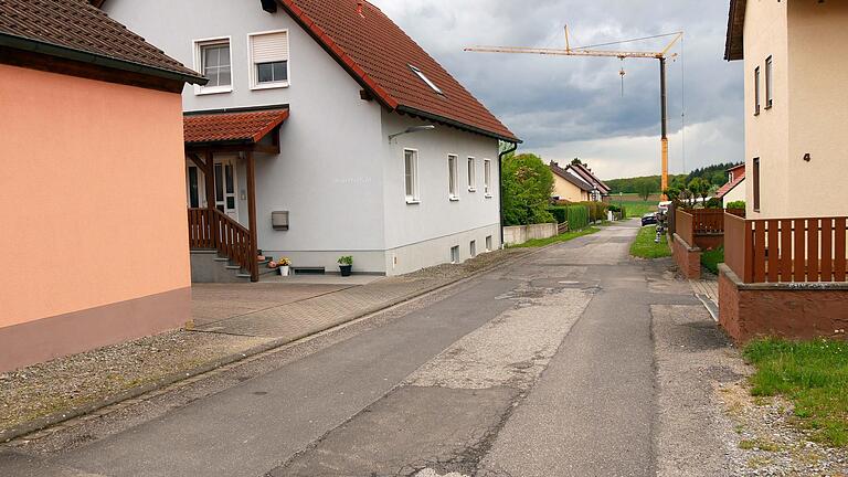 Durch die Bayernstraße in Dipbach wird wird das künftige Baugebiet „Püssensheimer Straße“ mit seinen 17 Wohnbauplätzen erschlossen. Durch die Bayernstraße in Dipbach wird wird das künftige Baugebiet „Püssensheimer Straße“ mit seinen 17 Wohnbauplätzen erschlossen.
