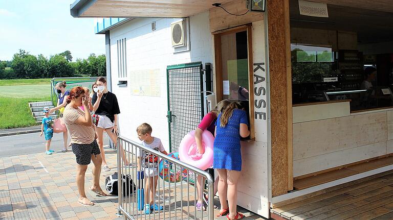 Am Eingang zum Ebracher Schwimmbad sind längere Wartezeiten eher selten. Am Eingang zum Ebracher Schwimmbad sind längere Wartezeiten eher selten.
