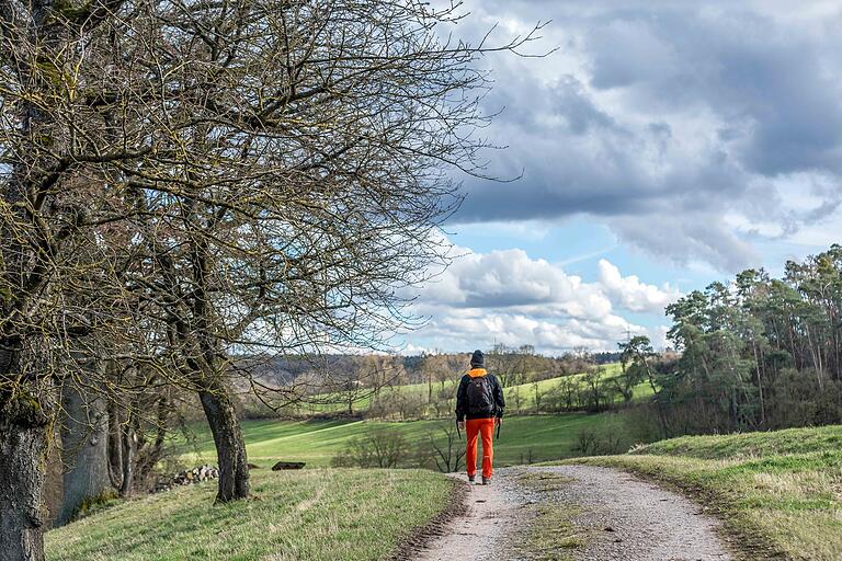 Unterwegs auf dem zehn Kilometer langen Themenwanderweg 'N1 - Auf den Spuren der Zisterzienser' in Neustadt an der Aisch. Unterwegs auf dem zehn Kilometer langen Themenwanderweg 'N1 - Auf den Spuren der Zisterzienser' in Neustadt an der Aisch.