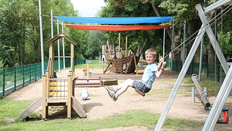 Der Spielplatz an der Mainpromenade in Karlstadt ist groß und bietet Kindern viele Möglichkeiten, sich auszutoben.