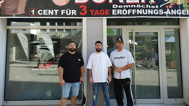 Hivar Saeeid (von links), Huzan Albag und David Wust eröffneten Anfang März einen Standort der Kette 'Original Berliner Döner' in Würzburg. Hivar Saeeid (von links), Huzan Albag und David Wust eröffneten Anfang März einen Standort der Kette 'Original Berliner Döner' in Würzburg.