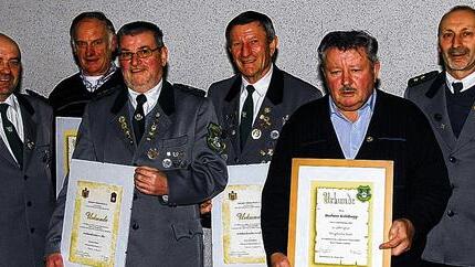 Geehrt: Erster Schützenmeister Armin Hahn (von links) gratulierte Albert Müller, Gerhard Brust, Horst Kohlhepp und Herbert Kohlhepp. Den Glückwünschen schloss sich zweiter Schützenmeister Hermann Hoos an. Geehrt: Erster Schützenmeister Armin Hahn (von links) gratulierte Albert Müller, Gerhard Brust, Horst Kohlhepp und Herbert Kohlhepp. Den Glückwünschen schloss sich zweiter Schützenmeister Hermann Hoos an.
