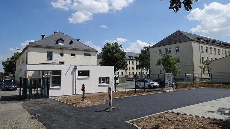 Eingang zur neuen Erstaufnahmeeinrichtung: Hier werden am Mittwoch, 1. Juli, 8 Uhr, die ersten Flüchtlinge und Asylbewerber eintreffen. Nach einigen Wochen werden sie von hier aus auf andere Einrichtungen verteilt. Eingang zur neuen Erstaufnahmeeinrichtung: Hier werden am Mittwoch, 1. Juli, 8 Uhr, die ersten Flüchtlinge und Asylbewerber eintreffen. Nach einigen Wochen werden sie von hier aus auf andere Einrichtungen verteilt.