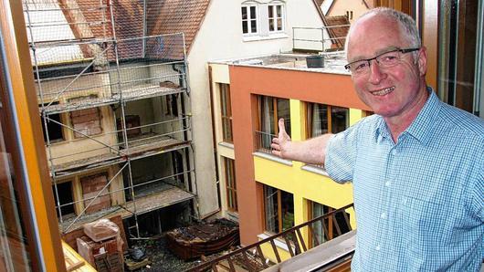 Johannes Simon, Leiter von Pfarrbriefservice.de und gleichzeitig Vorsitzender des Kreiscaritasverbandes, bei einem Blick aus seinem neuen Büro. Während der Westflügel fertig ist, wird ansonsten noch fest gebaut. Johannes Simon, Leiter von Pfarrbriefservice.de und gleichzeitig Vorsitzender des Kreiscaritasverbandes, bei einem Blick aus seinem neuen Büro. Während der Westflügel fertig ist, wird ansonsten noch fest gebaut.