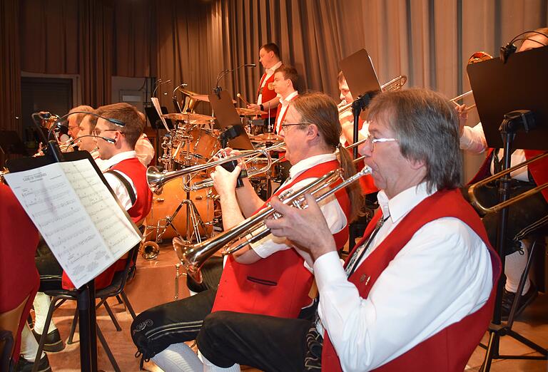 In die weite Welt der Musik entführte die Heimatkapelle Sömmersdorf unter der Leitung von Marcel Steinrichter bei ihrem Neujahrskonzert. In die weite Welt der Musik entführte die Heimatkapelle Sömmersdorf unter der Leitung von Marcel Steinrichter bei ihrem Neujahrskonzert.