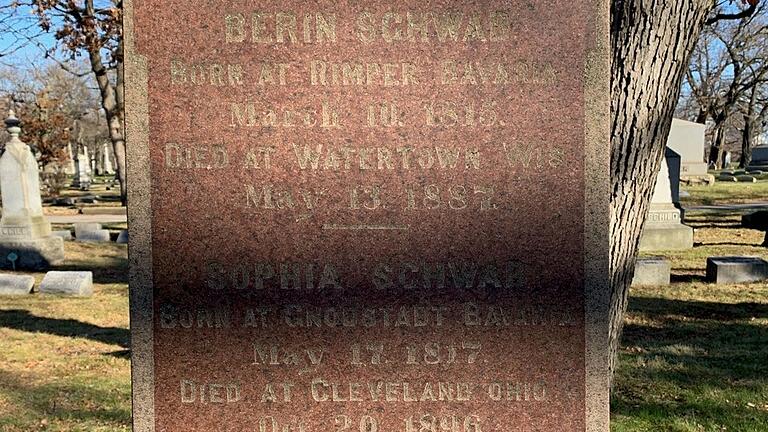 Baruch und Sophia Schwab aus Rimpar haben auf dem Rosehill-Friedhof in Chicago einen repräsentativen Grabstein bekommen. Baruch und Sophia Schwab aus Rimpar haben auf dem Rosehill-Friedhof in Chicago einen repräsentativen Grabstein bekommen.