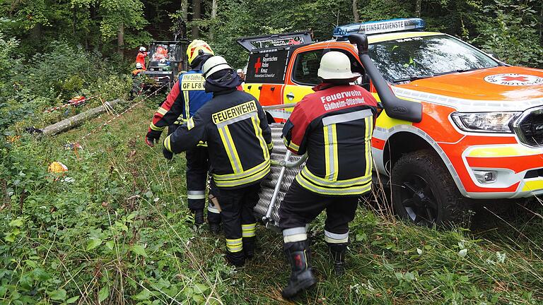 Ungewöhnliche Feuerwehrübung: Im Wald bei Hausen wurde der Fahrer eines Rückebulldogs gerettet. Ungewöhnliche Feuerwehrübung: Im Wald bei Hausen wurde der Fahrer eines Rückebulldogs gerettet.