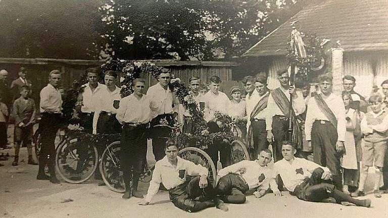 Gauausfahrt des Radler-Club Heidingsfeld an Pfingsten im Jahr 1911.