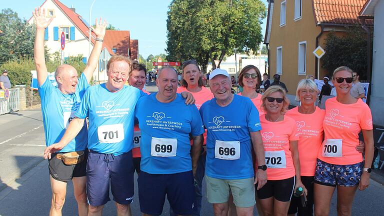 Mit Spaß und Ehrgeiz war diese Laufgruppe des FC Reupelsdorf beim Wiesentheider Kirchweihlauf dabei. Mit Spaß und Ehrgeiz war diese Laufgruppe des FC Reupelsdorf beim Wiesentheider Kirchweihlauf dabei.