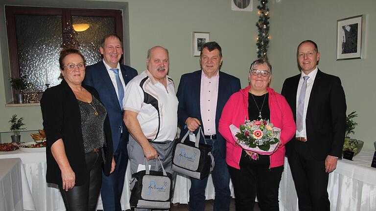 Bürgermeister Johannes Krumm (r.) und seine Stellvertreter Christine Neeb-Wittmann und Volker Partsch (v. l.) würdigten die Verdienste von Otto Müller, Eugen sowie Margit Pfeffermann (Mitte v. l.) - Bürgermeister Johannes Krumm (r.) und seine Stellvertreter Christine Neeb-Wittmann und Volker Partsch (v. l.) würdigten die Verdienste von Otto Müller, Eugen sowie Margit Pfeffermann (Mitte v. l.) Bürgermeister Johannes Krumm (r.) und seine Stellvertreter Christine Neeb-Wittmann und Volker Partsch (v. l.) würdigten die Verdienste von Otto Müller, Eugen sowie Margit Pfeffermann (Mitte v. l.) - Bürgermeister Johannes Krumm (r.) und seine Stellvertreter Christine Neeb-Wittmann und Volker Partsch (v. l.) würdigten die Verdienste von Otto Müller, Eugen sowie Margit Pfeffermann (Mitte v. l.)