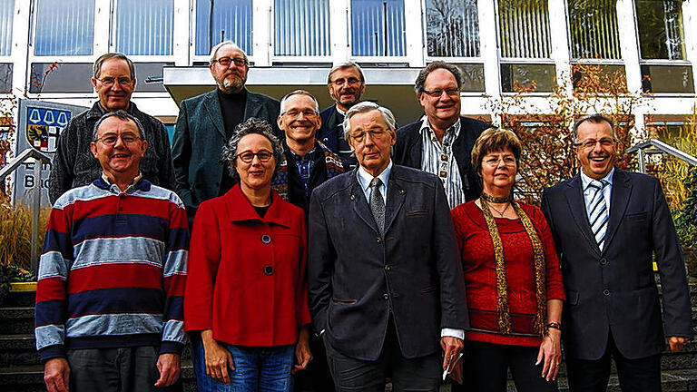 Fledermäuse willkommen steht auf der Plakette, die stellvertretender Landrat Emil Müller (rechts) am Montagnachmittag Landkreisbürgern für ihr Engagement um diese bedrohte Tierart im Namen des bayerischen Umweltministeriums verliehen hat. Fledermäuse willkommen steht auf der Plakette, die stellvertretender Landrat Emil Müller (rechts) am Montagnachmittag Landkreisbürgern für ihr Engagement um diese bedrohte Tierart im Namen des bayerischen Umweltministeriums verliehen hat.