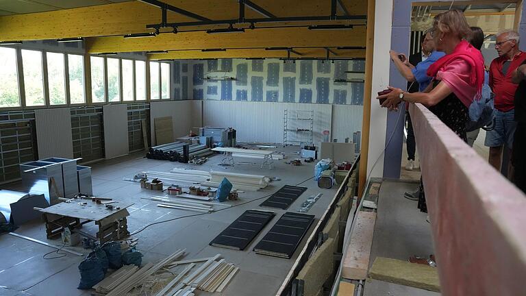 Eigentlich ist der Gang zu den Räumen im ersten Geschoss nicht als Zuschauer-Galerie gedacht, aber natürlich kann man von dort aus auch das Sportgeschehen in der Halle verfolgen. Eigentlich ist der Gang zu den Räumen im ersten Geschoss nicht als Zuschauer-Galerie gedacht, aber natürlich kann man von dort aus auch das Sportgeschehen in der Halle verfolgen.