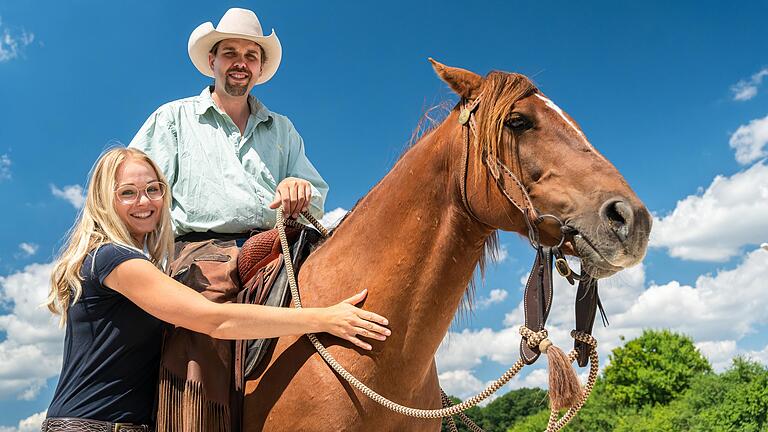 Menschen und Pferde partnerschaftlich einander näher bringen – das wollen die Pferdetrainer Nina Gassner und Joshua Burke, die den Reiterhof 'Savvy Center' in Brebersdorf betreiben. Derzeit wird dort Mustang 'Sunny' im Rahmen des 'Mustang Makeover' an Menschen gewöhnt und ausgebildet. Menschen und Pferde partnerschaftlich einander näher bringen – das wollen die Pferdetrainer Nina Gassner und Joshua Burke, die den Reiterhof 'Savvy Center' in Brebersdorf betreiben. Derzeit wird dort Mustang 'Sunny' im Rahmen des 'Mustang Makeover' an Menschen gewöhnt und ausgebildet. 