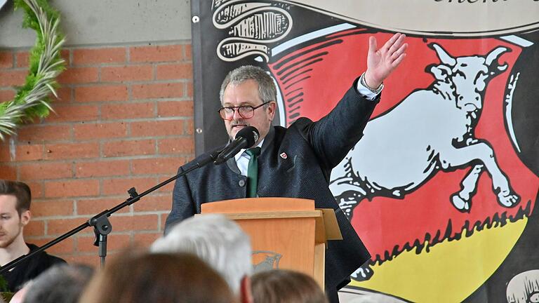 Gastgeber Kleinrinderfelds Bürgermeister Harald Engbrecht stellte seinen Ort den vielen Feldgeschworenen sehr plastisch vor. Gastgeber Kleinrinderfelds Bürgermeister Harald Engbrecht stellte seinen Ort den vielen Feldgeschworenen sehr plastisch vor.
