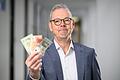 Peter Bofinger erklärt bei der Kinderuni am 6. Juli 'das Geheimnis des Geldes'.