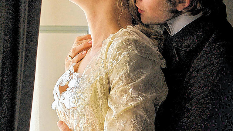 Robert Pattinson und Uma Thurman in der Neuverfilmung des Romans &bdquo;Bel Ami&ldquo;.