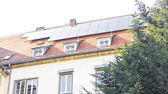 Steiles Dach: Die neue Fotovoltaikanlage der GbF.