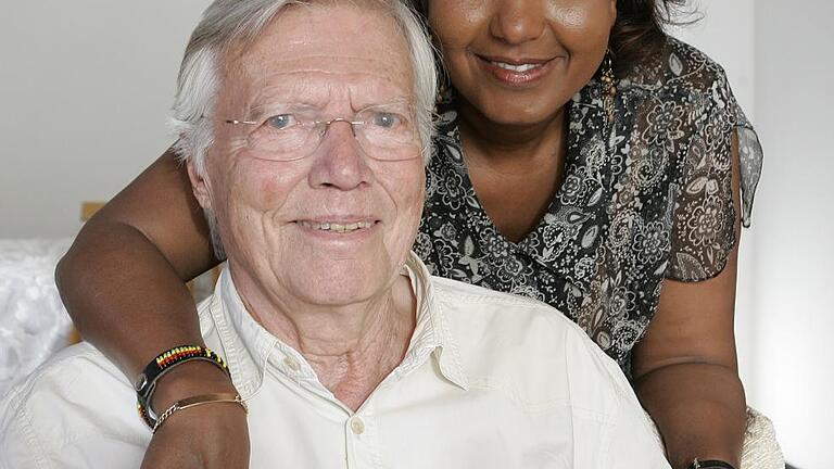 Literaturdienst - Almaz und Karlheinz Böhm       -  Ein starkes Team: Karlheinz Böhm 2008 mit seiner Frau Almaz, die aus Äthiopien stammt.