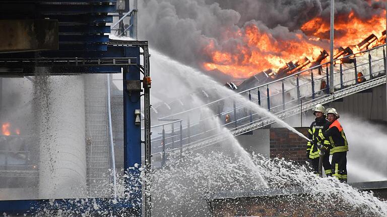 Massiver Einsatz von Wasser und Löschschaum war nötig, um ein weiteres Ausbreiten des Feuers auf dem Rübenhof der Ochsenfurter Zuckerfabrik zu berhindern. Massiver Einsatz von Wasser und Löschschaum war nötig, um ein weiteres Ausbreiten des Feuers auf dem Rübenhof der Ochsenfurter Zuckerfabrik zu berhindern.